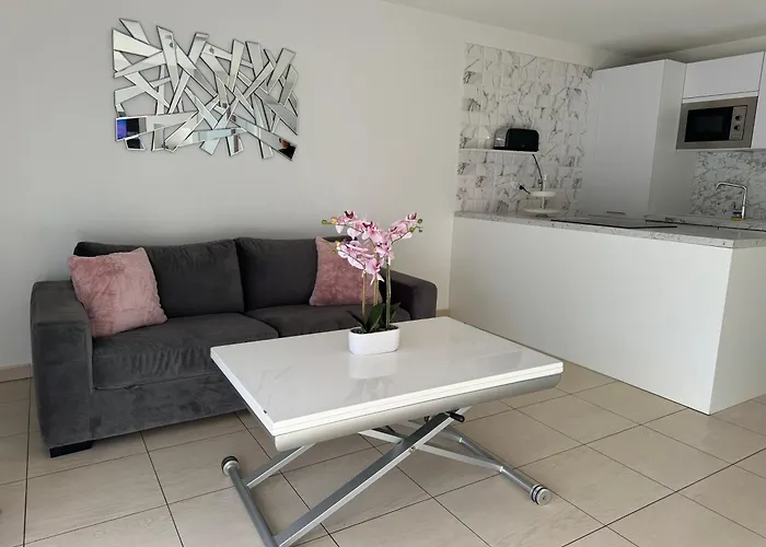 A Avec Piscine Et Terrasse *