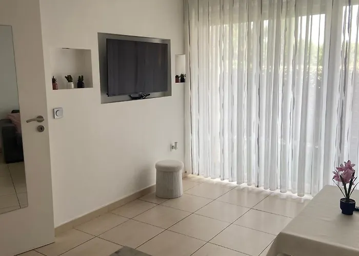 A Avec Piscine Et Terrasse *
