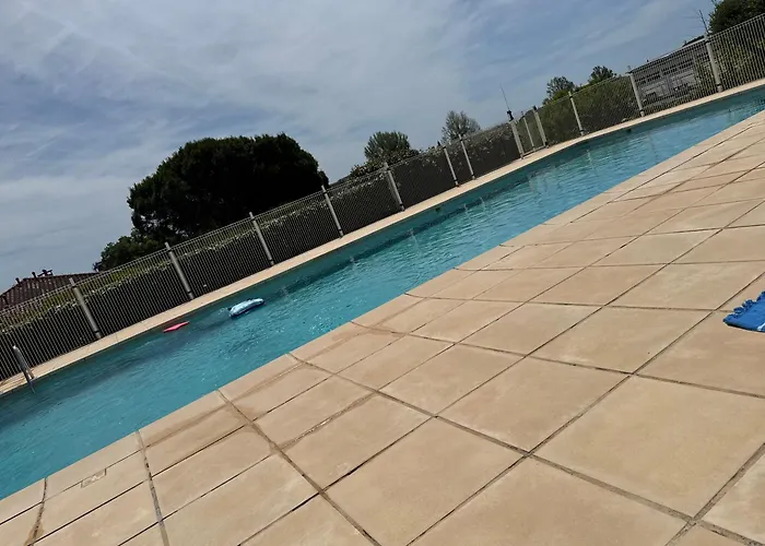 A Avec Piscine Et Terrasse Apartment *