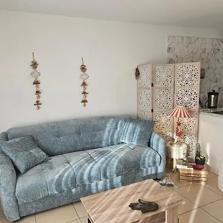 A Avec Piscine Et Terrasse