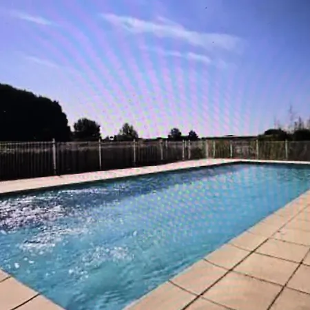 A Avec Piscine Et Terrasse Фрежюс
