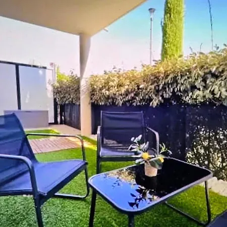 à Avec Piscine Et Terrasse